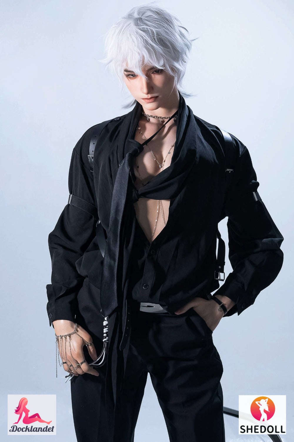 Sexdocka Griffin 190 cm från SheDoll, står i svart skjorta, accessoarer och vitt hår mot ljus bakgrund med tydligt maskulin, stilren look.
